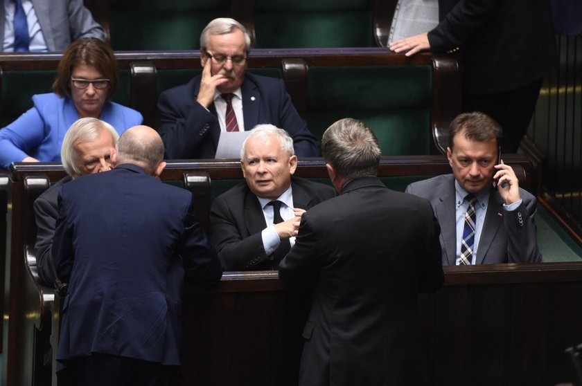 PiS wycofuje się z opłaty paliwowej