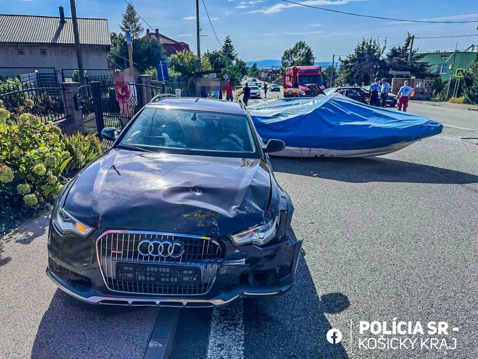 Pri nehode dvoch áut v obci Košický Klečenov spadla na cestu loď, ktorá bola na prívesnom vozíku.
