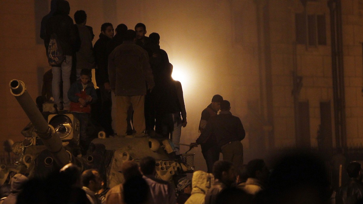 Dziesiątki demonstrantów usiłowało w sobotę rano nie dopuścić, by spalone czołgi zabrano z placu Tahrir w centrum Kairu. O pozostawienie czołgów apelowali do wojska. Sobota jest 12. dniem gwałtownych demonstracji w egipskiej stolicy.