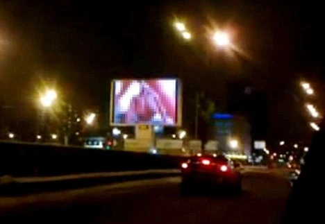 Film porno rok temu sparaliżował ruch na jednej z głównych arterii komunikacyjnych Moskwy. Sąd nie podzielał "poczucia humoru", na które powoływał się haker i skazał go na maksymalne 18 miesięcy ekstra