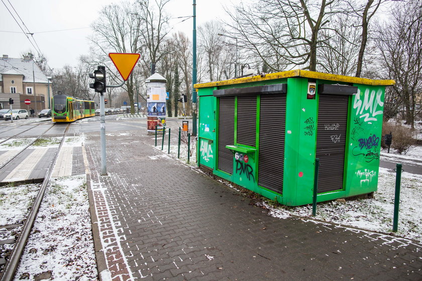 Miejski plastyk robi porządek z pawilonami