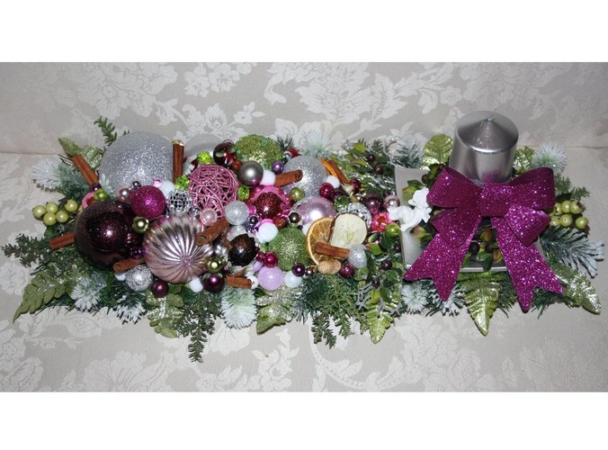 Podłużny stroik w różu ze srebrną świecą. Autorka: Marta Jarosińska-Mańka