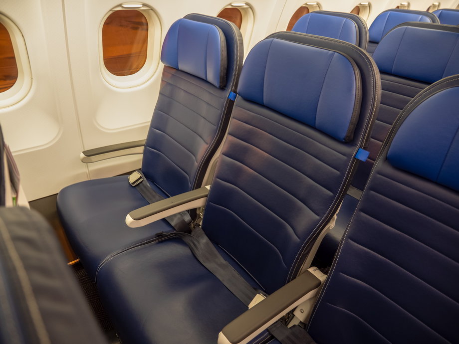 Dotychczas wolny środkowy fotel był przywilejem dla podróżujących w klasie biznes w samolotach wąskokadłubowych. 