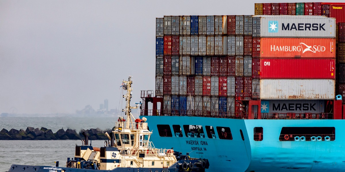 Maersk, jeden z największych na świecie operatorów kontenerowych, prognozuje, że zatory w portach i problemy w łańcuchu dostaw utrzymają się do końca roku. Takich głosów jest znacznie więcej. 