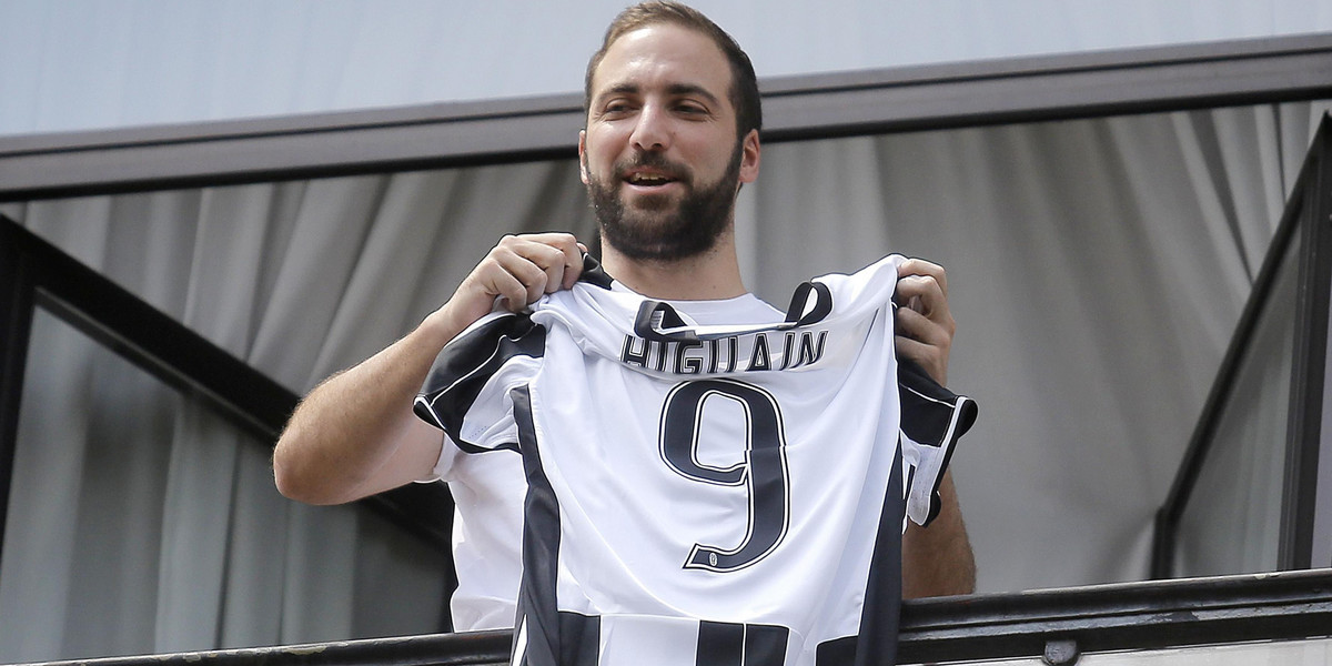 Gonzalo Higuain jest pazerny? Wziął kasę, zostawił dziewczynę