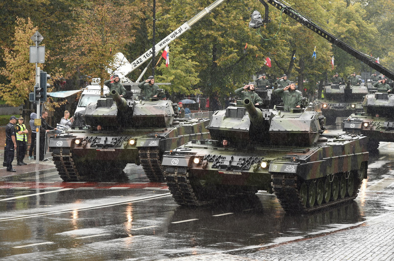 Defilada pojazdów wojskowych na ulicach stolicy