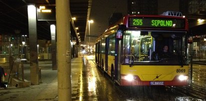 Wlókł pasażerkę za autobusem