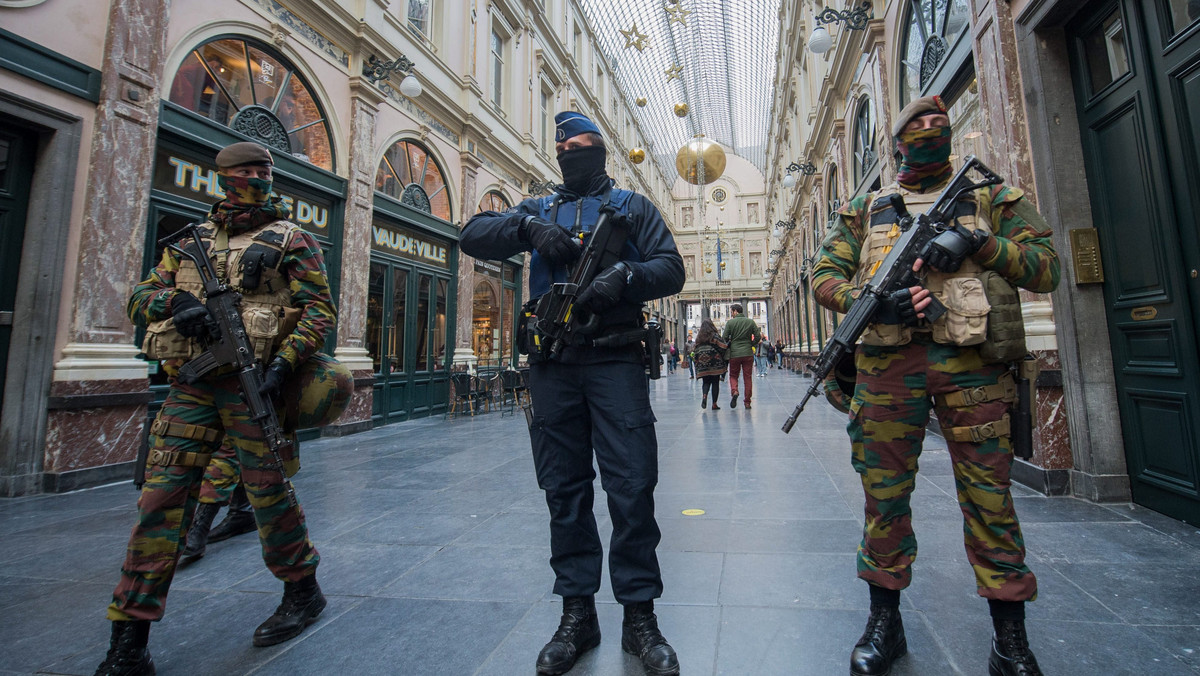 Premier Belgii Charles Michel poinformował dzisiaj, że w Brukseli zostanie utrzymany najwyższy, czwarty poziom zagrożenia terrorystycznego, który wprowadzono wczoraj. Dodał, że stołeczne metro od jutra będzie zamknięte - podobnie jak szkoły.