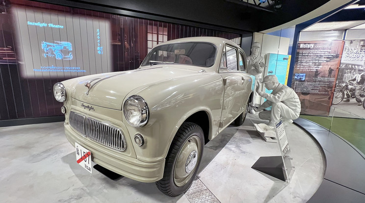 Suzulight SS volt japán első mini járműve, amit 1955 októberében mutattak be. Ez az autó volt abban az időben az első kétütemű motorral hajtott kocsi, amelynél az FF-módszert (Front engine – front drive: frontmotor, elsőkerék-hajtás) alkalmazták. Az autó 359 köbcentis motorja 15,1 lóerős volt. / Fotó: Séra Tamás