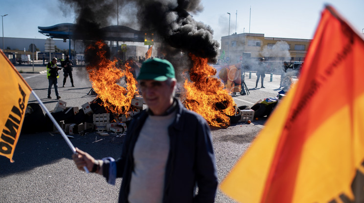 spanyol gazdák égő barikáddal torlaszolják el a kikötőhöz vezető utat a kelet-spanyolországi Castellónban  MTI EPA Andreu Esteban