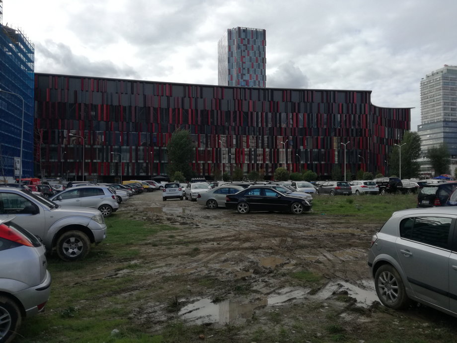 Nowoczesny stadion w Tiranie, w którym znajduje się ośrodek TUMO do szkolenia młodzieży w nowoczesnych technologiach.  Otoczenie stadionu wiele mówi o dysproporcjach w Albanii i nierównościach ekonomicznych, które są widoczne na każdym kroku.