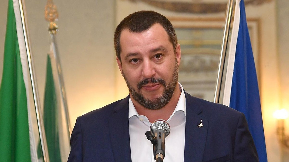 Dziś szef MSW Włoch Matteo Salvini oświadczył, że w sytuacji, gdy statek organizacji pozarządowej Lifeline zawinie do włoskiego portu, to jego załodze zostanie wytoczony proces. Dodał, że "nie chce statków widm we włoskich portach".