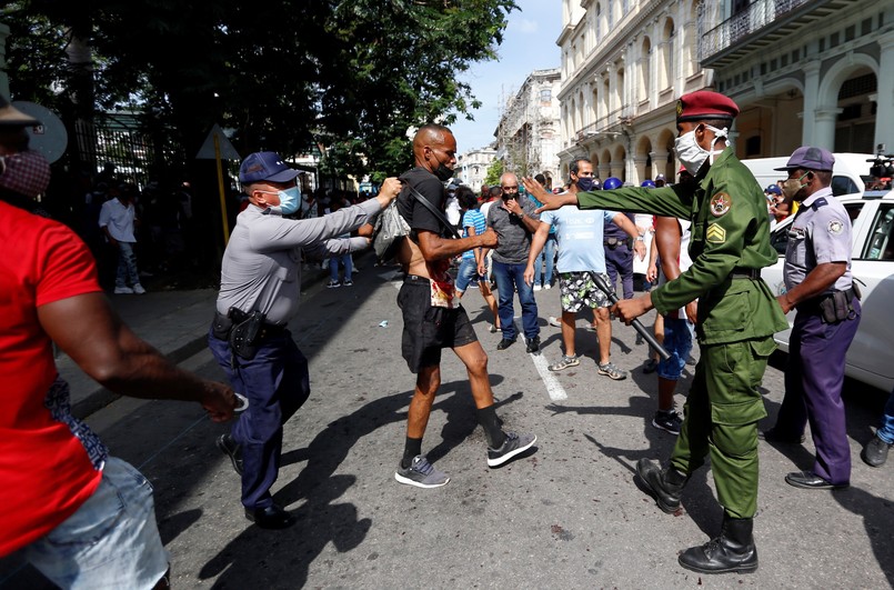 Policja zatrzymuje demonstrantów