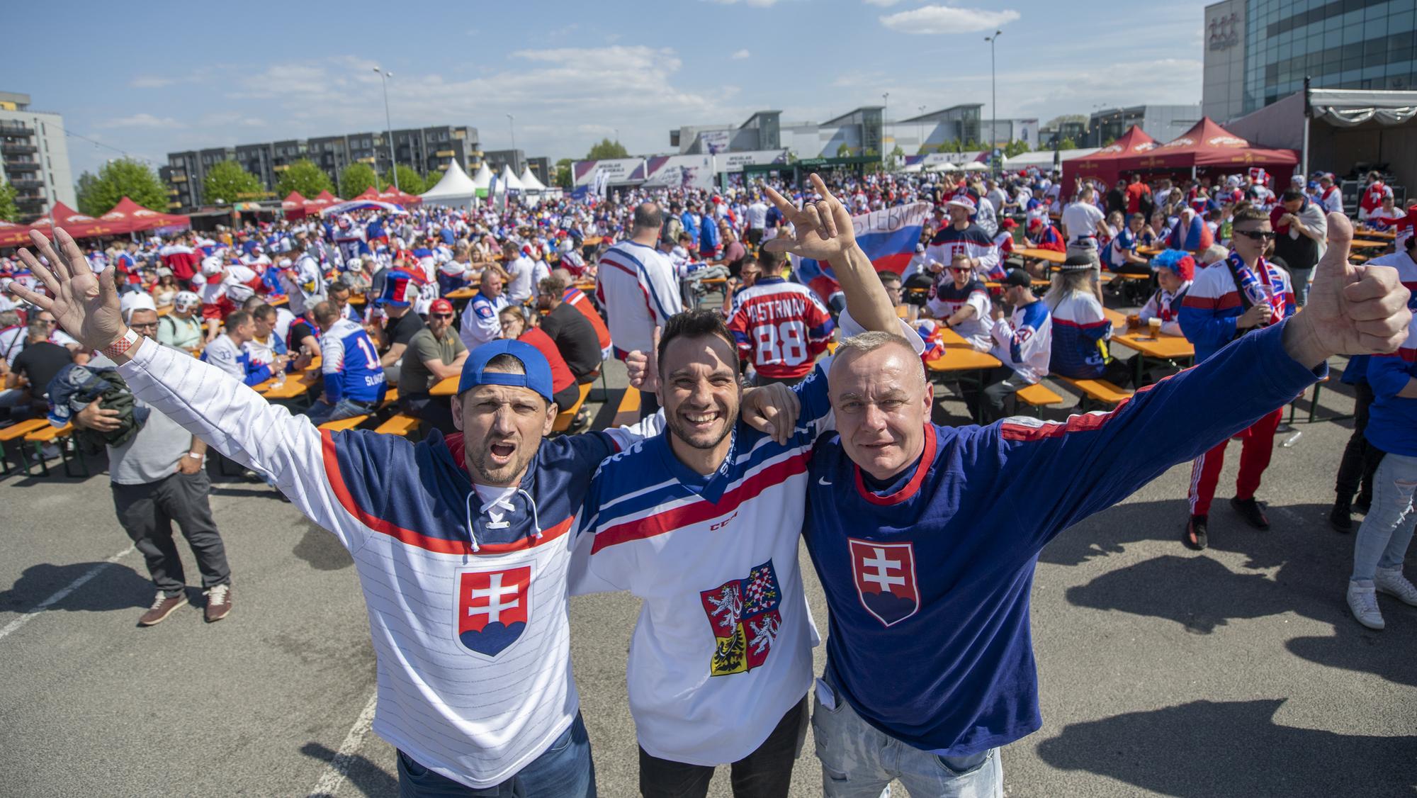 Slovenskí a českí fanúšikovia počas MS v hokeji. (ilustračné foto)