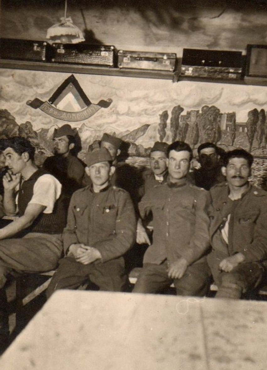 Velizar Čolić, prvi s leve strane, bez uniforme, u zarobljeništvu