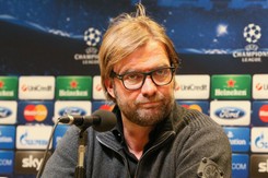 Juergen Klopp wreszcie usmażył jajecznicę, a teraz chce opanować... wiązanie krawata