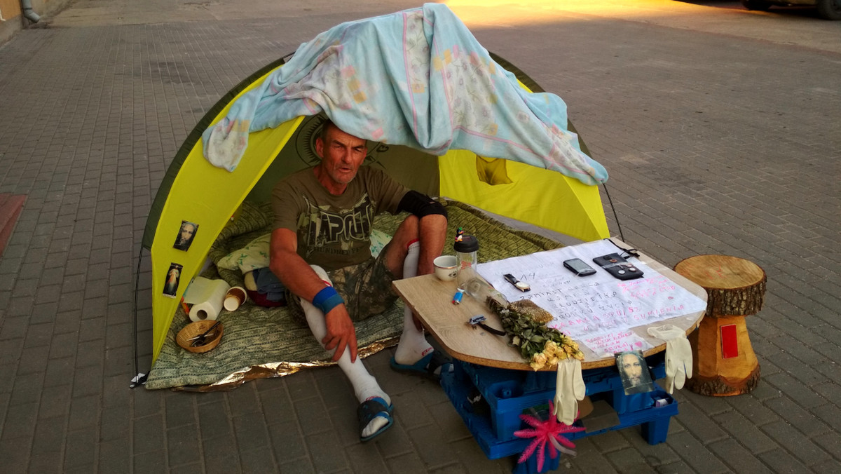 Przed urzędem gminy w Sejnach od dwóch tygodni widok niezwykły: przed drzwiami plażowy namiocik, trochę dalej większy namiot. Na ścianie przy wejściu ubrania, buty, ręczniki. Józef Budko urządził sobie tutaj siedzibę. Domaga się oddania mu mieszkania w dworku Czesława Miłosza w Krasnogrudzie. Tylko że tam już nie ma mieszkań, a w dworku jest Międzynarodowe Centrum Dialogu prowadzone przez Ośrodek "Pogranicze - sztuk, kultur, narodów".