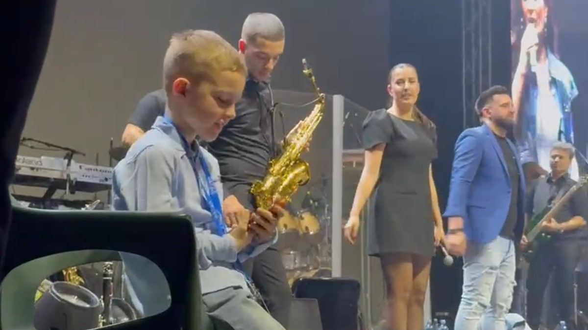 VELJKO SE UKLJUČIO IZ RUSIJE PUTEM VIDEO POZIVA Mali Željko na bini oduševljeno gleda u oca: Emotivna scena na Cecinom koncertu (VIDEO)