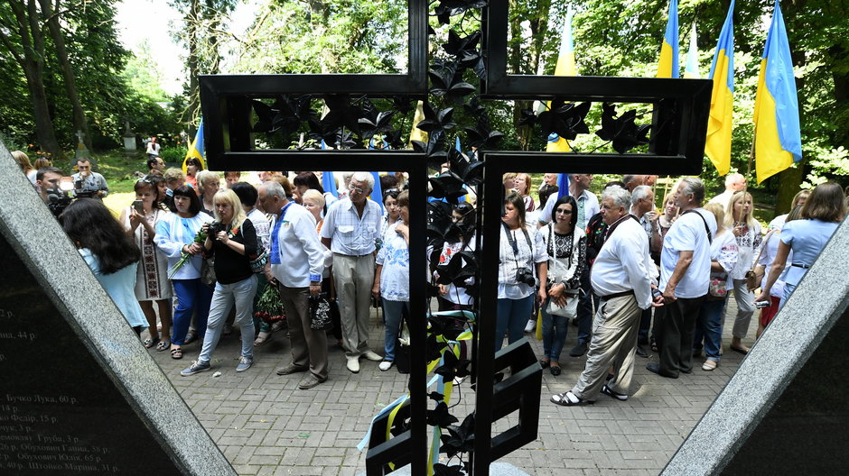 Obywatele Ukrainy podczas uroczystości ku pamięci ofiar, Sahryń, 2018 r.