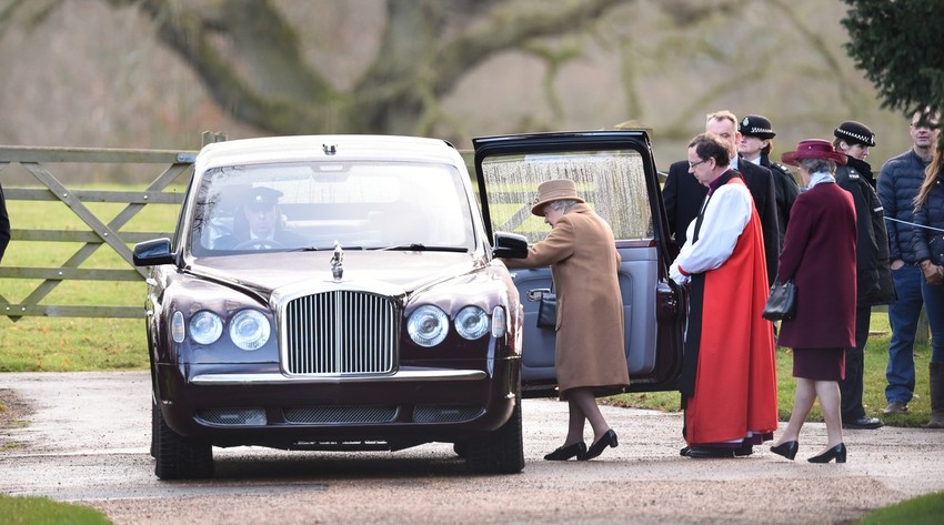 Kraljica ide na jutarnju misu u crkvi