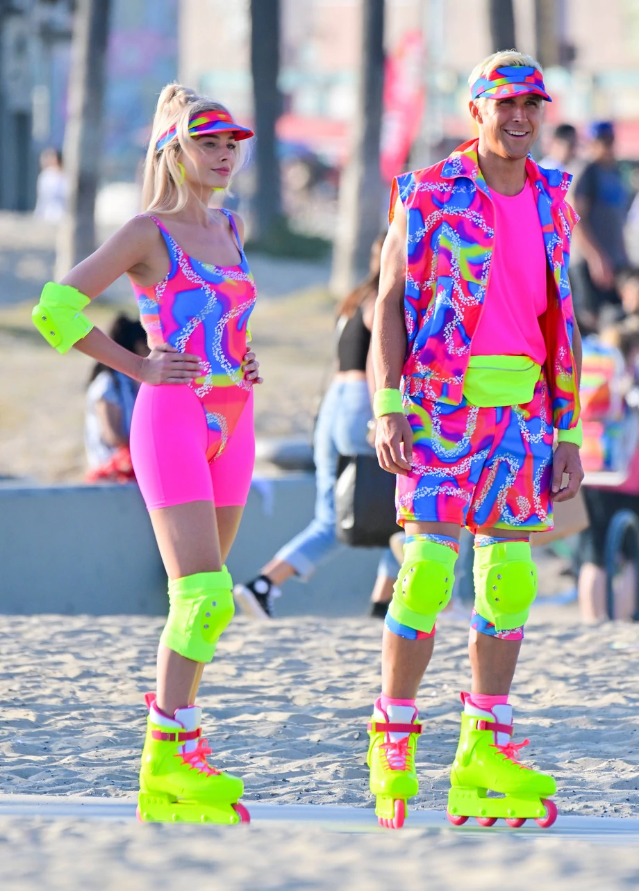 Zdjęcia Margot Robbie i Ryana Goslinga z planu filmu "Barbie" zdobyły viralową popularność. Dziś strój i łyżworolki jak z ekranu są już w sprzedaży. Przy okazji premiery filmu "Barbie" Mattel nawiązał ponad 100 kooperacji z producentami