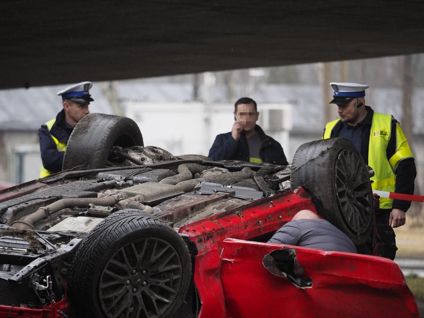 Wypadek w Łodzi. Mustang spadł z wiaduktu. W środku ojciec z dzieckiem