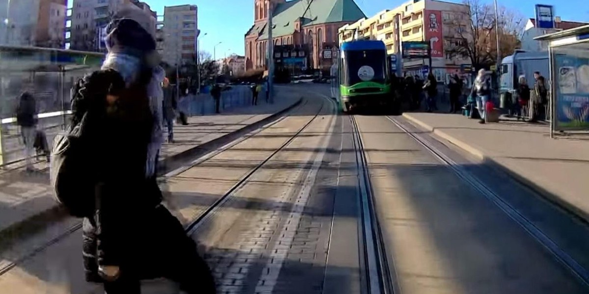 Bezmyślność nie ma granic. Kobieta wbiega prosto pod autobus. Nagranie przeraża