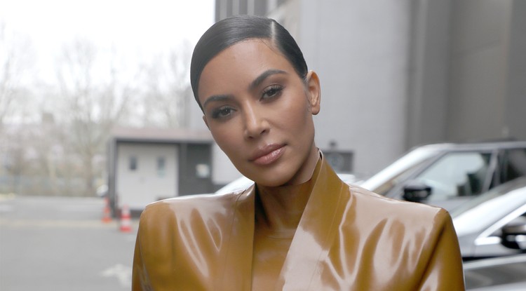 Kim Kardashian frizurát váltott és nagy bejelentést tett - videó