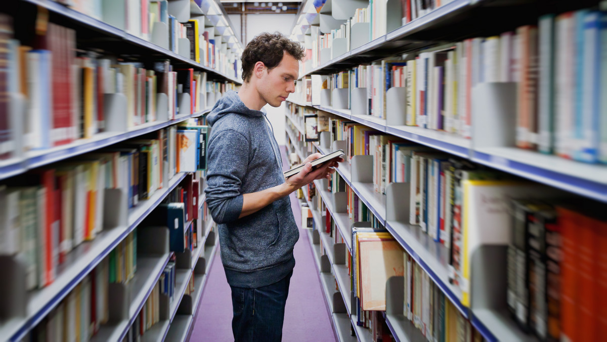 Brytyjscy bibliotekarze apelują o zarządzenie ogólnokrajowej kontroli stanu bibliotek. Bezpośrednią przyczyną stała się inwentaryzacja bibliotek w Suffolk, która pokazała, że w zbiorach brakuje ponad 10 tys. książek więcej, niż wskazywałby na to zapisy komputerowe - podaje "Guardian".