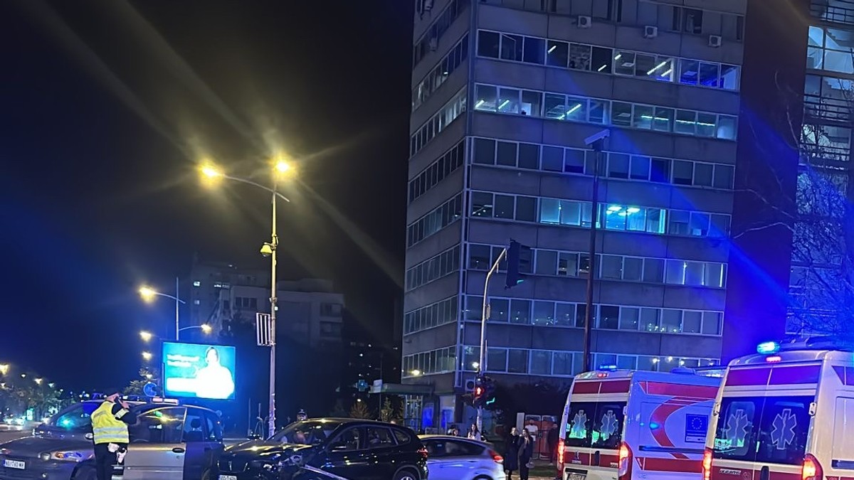 Teško povređen pešak u Novom Sadu: Semafor se srušio i pao na njega