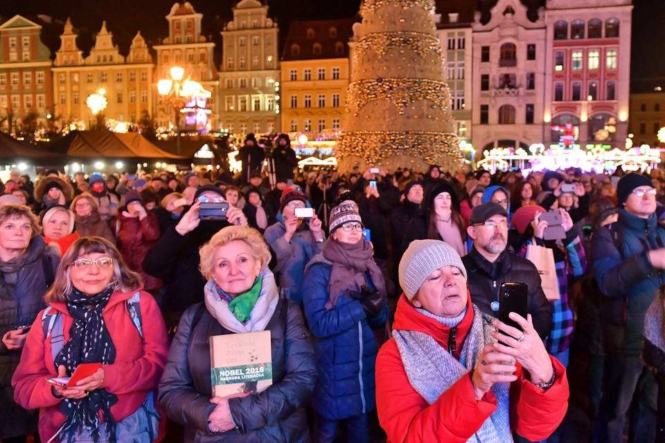 Mieszkańcy Wrocławia na wrocławskim rynku podczas transmisji z wręczenia Nagrody Nobla Oldze Tokarczuk