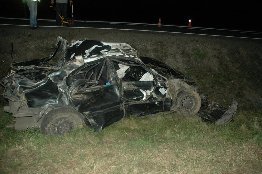 Wrak hondy civic. W wypadku pod Strzegomiem zginął 16-latek