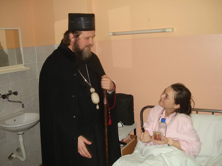 Vladika Jovan sa Marijom Đorđević, majkom prve devojčice danas rođene