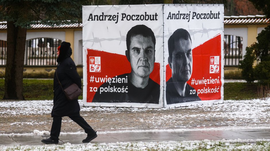 Baner ze zdjęciem Andrzeja Poczobuta będący fragmentem wystawy "Uwiezieni za polskość" w Białymstoku