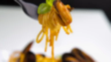 Włoskie spaghetti z mulami w sosie pomidorowym