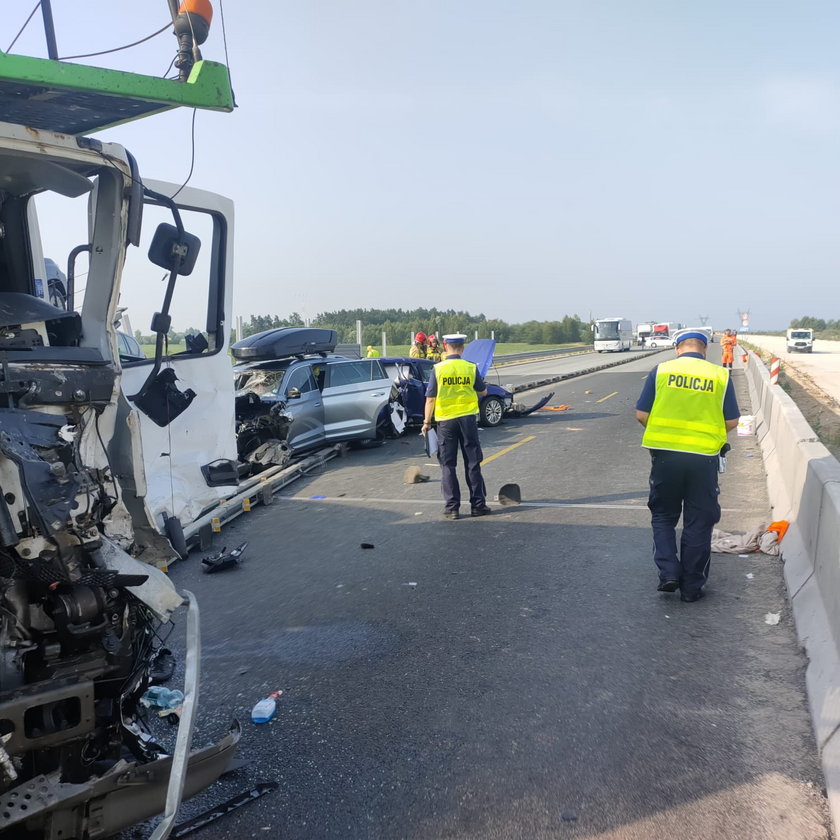 Autostrada A1 zablokowana w obie strony po śmiertelnym wypadku. Co się wydarzyło obok Piotrkowa Trybunalskiego?