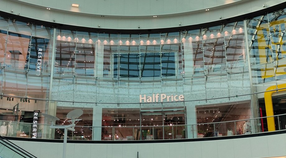 Sklep sieci HalfPrice w centrum handlowym