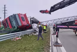Drogę S7 w kierunku Radomia zablokowała przewrócona ciężarówka