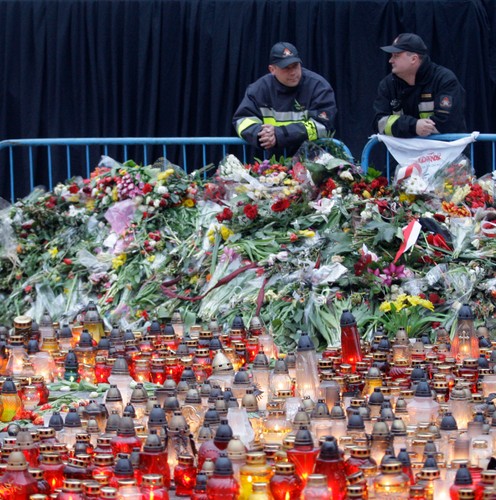 Znicze przed Pałacem Prezydenckim na Krakowskim Przedmieściu