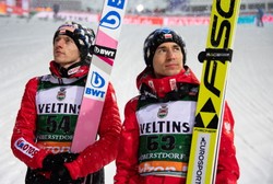 Wpadka Niemców z polskim hymnem. Stoch mocno zdziwiony, Kubacki tylko rozłożył ręce