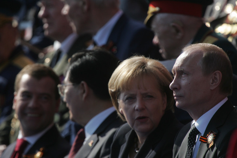 Prezydent Rosji Dmitrij Miedwiediew, prezydent Chin Hu Jintao, kanclerz Niemiec Angela Merkel oraz premier Rosji Władimir Putin podczas parady z okazji Dnia Zwycięstwa. Moskwa, 9 maja 2010 r. 