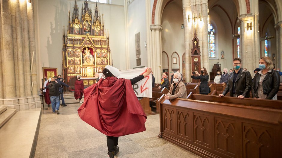 Dziewuchy Dziewuchom w strojach "Podręcznej " w łódzkiej katedrze w czasie mszy świętej