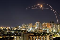 Pociski systemu Żelazna Kopuła przechwytują palestyńskie rakiety wystrzelone ze Strefy Gazy