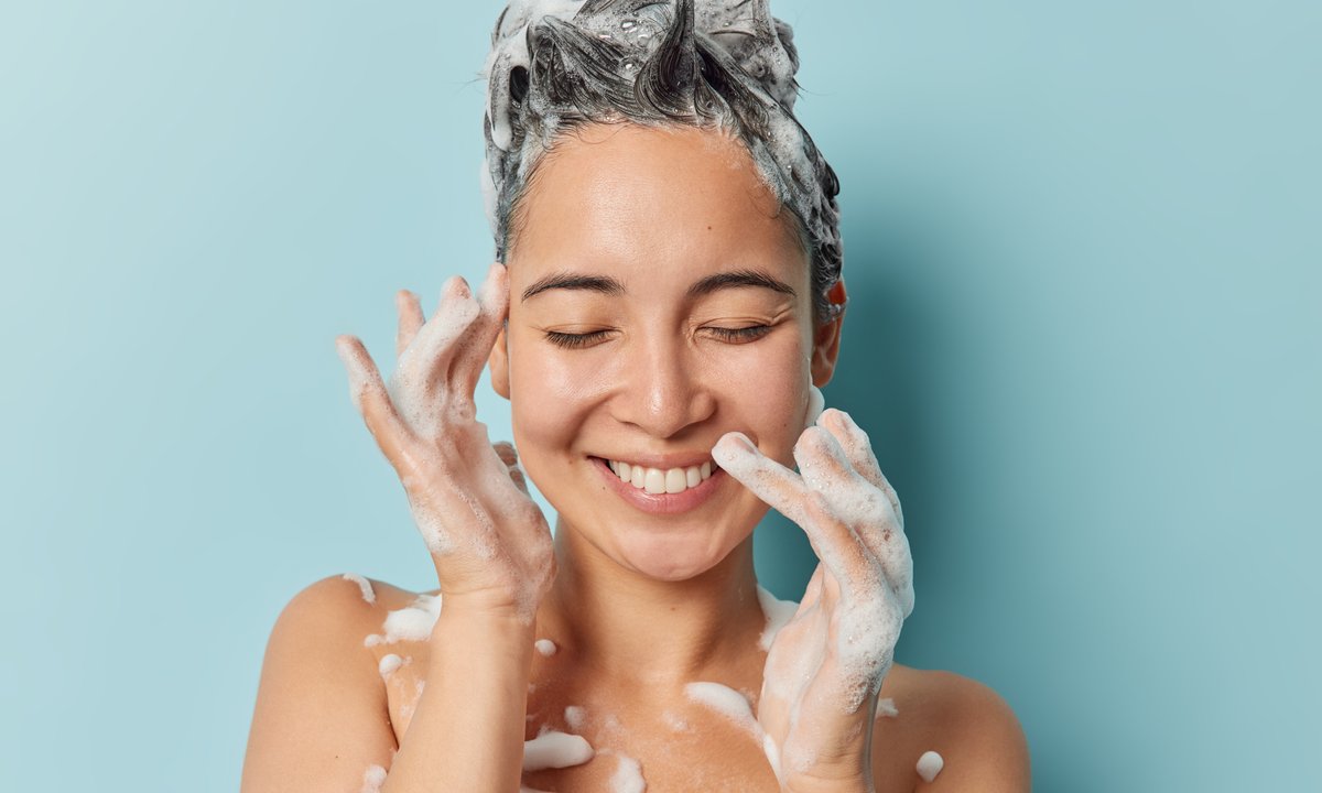 Nowy sposób na przetłuszczające się włosy. Ten szampon usuwa sebum jak odkurzacz, nawilża jak krem