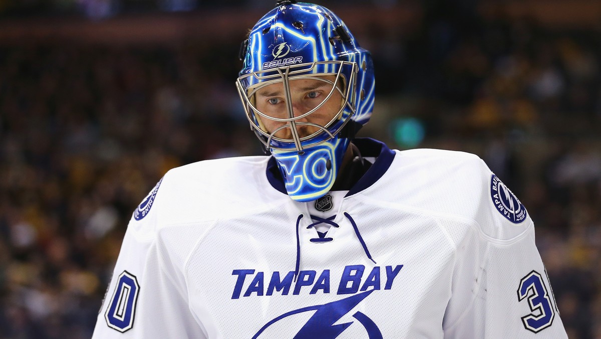 Bramkarz ekipy Tampa Bay Lightning nie miał dobrego dnia i między innymi wbił sobie spektakularnego samobója. Ben Bishop może mimo wszystko mieć dobry humor, jego drużyna wygrała z Detroit Red Wings 3:2 wyrównując serię 2-2.