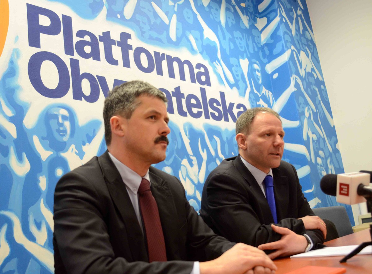 Szef sztabu PO Jacek Protasiewicz powiedział w sobotę, że liczy na rozmowę premiera Donalda Tuska i prezesa PiS Jarosława Kaczyńskiego w programie Tomasza Lisa. Rzecznik PiS Adam Hofman poinformował PAP, że sztab odrzucił zaproszenie do programu.