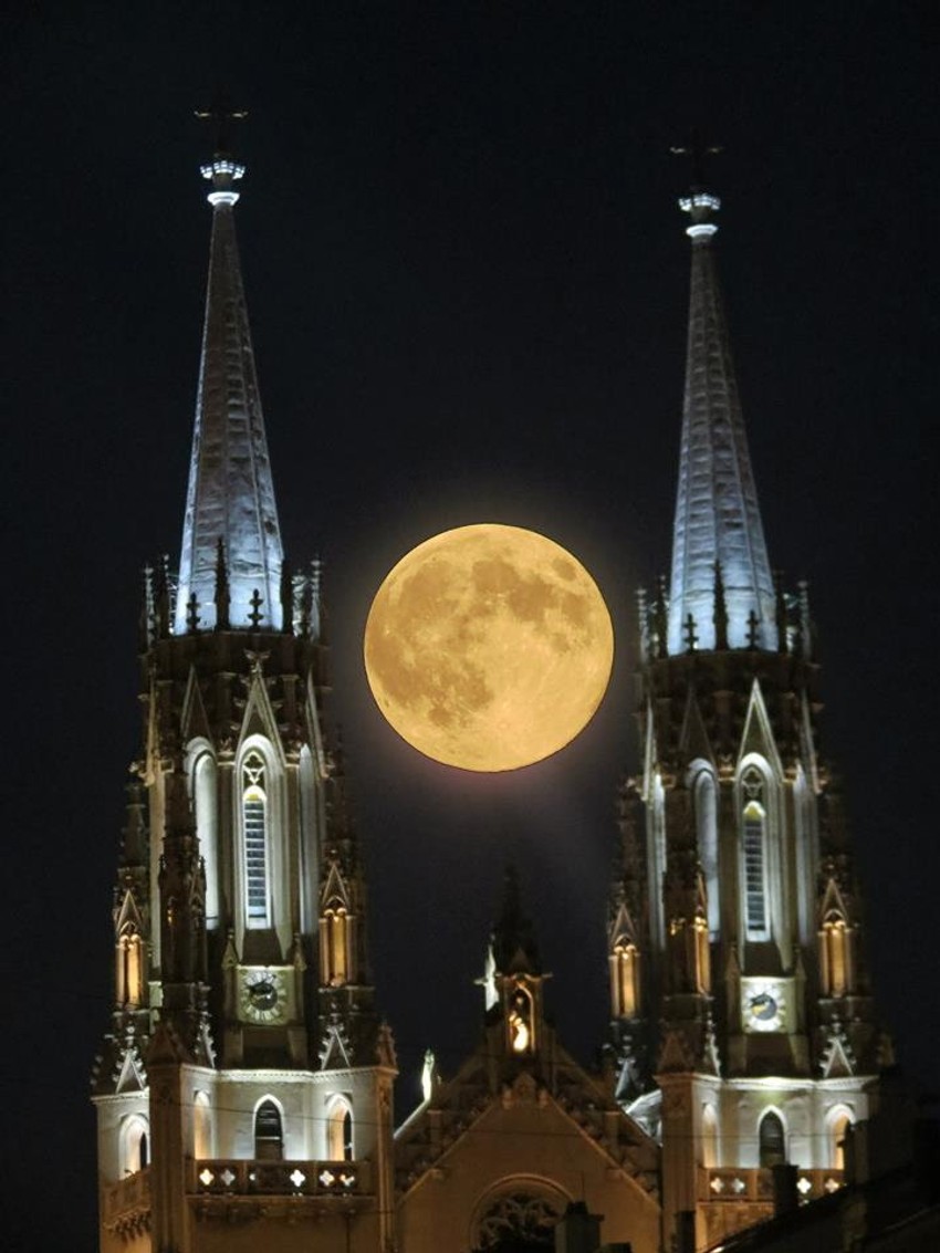 Supermesec, autor Bojana Čejić