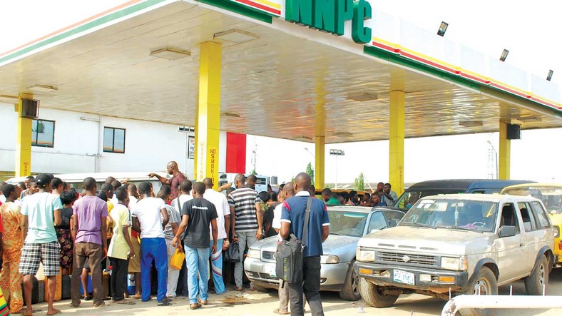 Consumers mill around NNPC fuel station in Nigeria (Punch) 