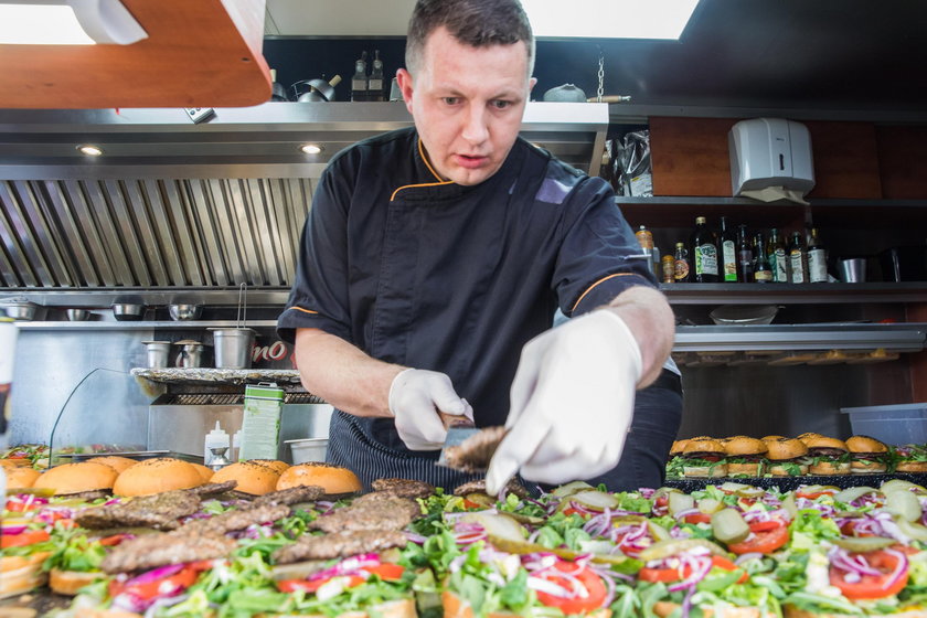 150 burgerów trafiło do sanepidu i szpitala zakaźnego w Poznaniu