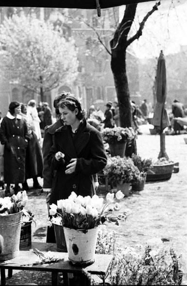 Sprzedaż kwiatów na krakowskim Rynku w latach 30. XX w. Źródło: Narodowe Archiwum Cyfrowe.